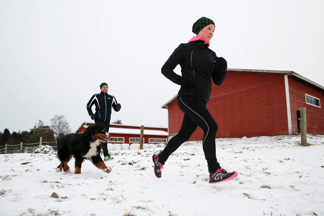 Kaisa Isokanniainen otti tavoitteekseen parantaa juoksukuntoa. Laihtuminen tuli kaupan päälle. Nyt hän on juossut jo pari puolimaratonia. Janne Isokanniainen juoksee Kaisan kanssa. Mukana kirmaa myös Nelli-koira.