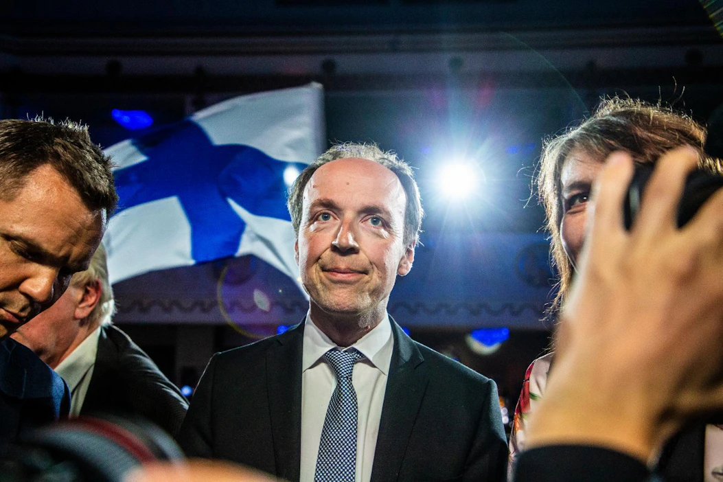 Jussi Halla-Aho seuraa tuloslaskentaa perussuomalaisten EU-vaalivalvojaisissa Apollo Live klubilla Helsingissä toukokuussa 2019.