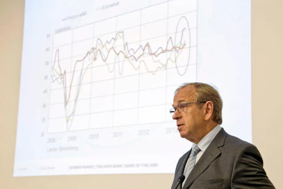 Suomen Pankin Erkki Liikasen mielestä tarvitaan rakenteellisia uudistuksia, joilla saadaan tuottavuus kasvuun.