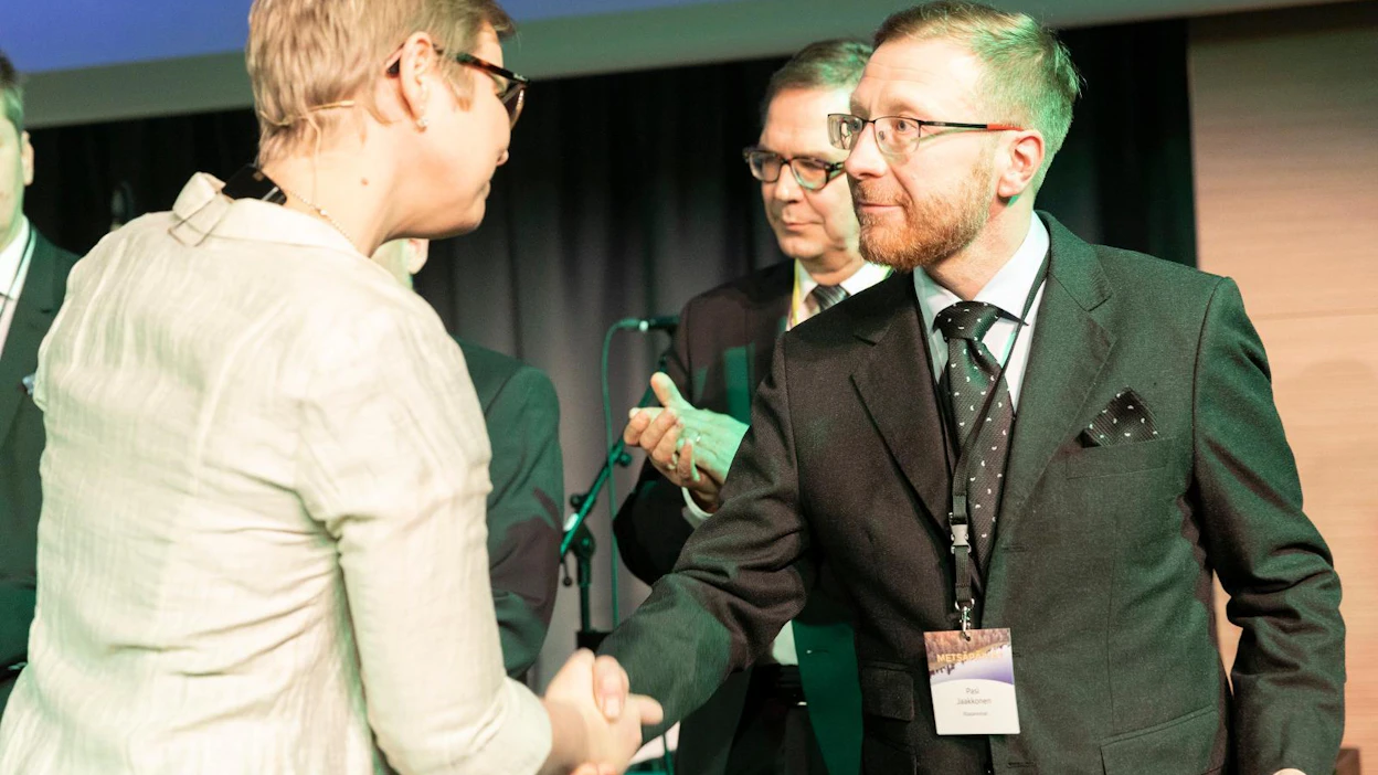 Toimittaja Pasi Jaakkonen palkittiin metsäpäivillä juttusarjasta Otto Jaakkosen kuusi.