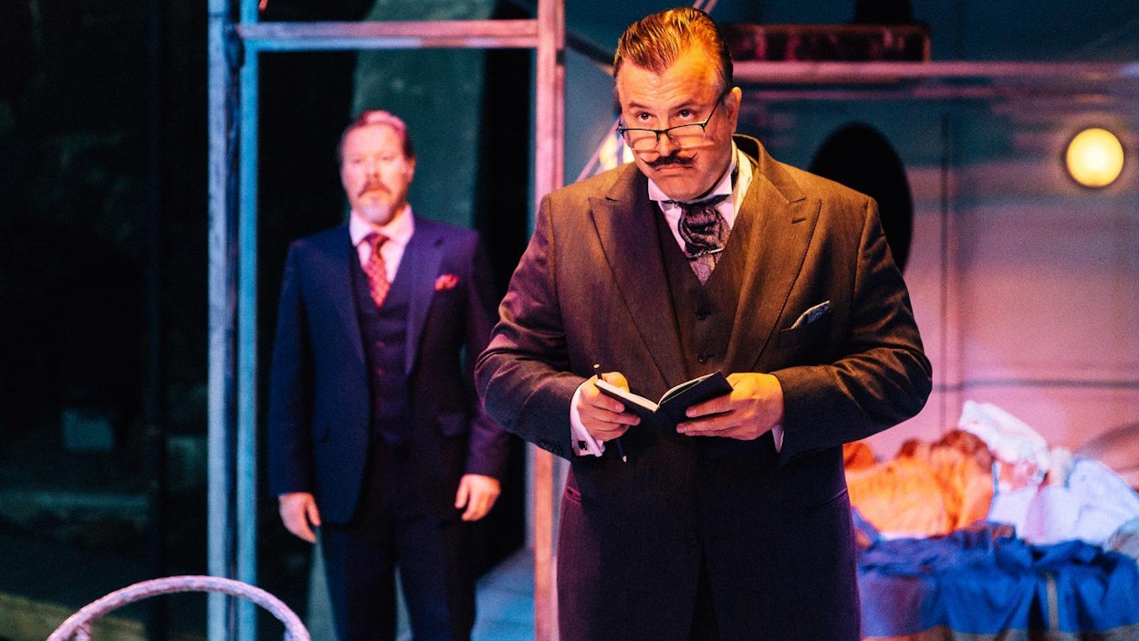 Hercule Poirot (Kristo Salminen) harjoittaa jälleen pieniä harmaita aivosolujaan, kun idän pikajunasta löytyy ruumis.