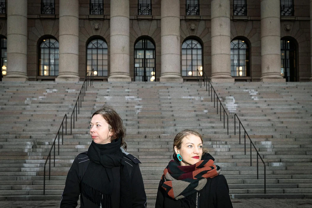 Milla Karppinen ja Taru Anttonen pohtivat jokaisen sankarin kohdalla, onko perhe merkityksellinen tarinan kannalta. Esimerkiksi Fredrika Runeberg on aina esillä miehensä kautta, mutta hän kelpaa sankariksi omien saavutustensakin ansiosta.