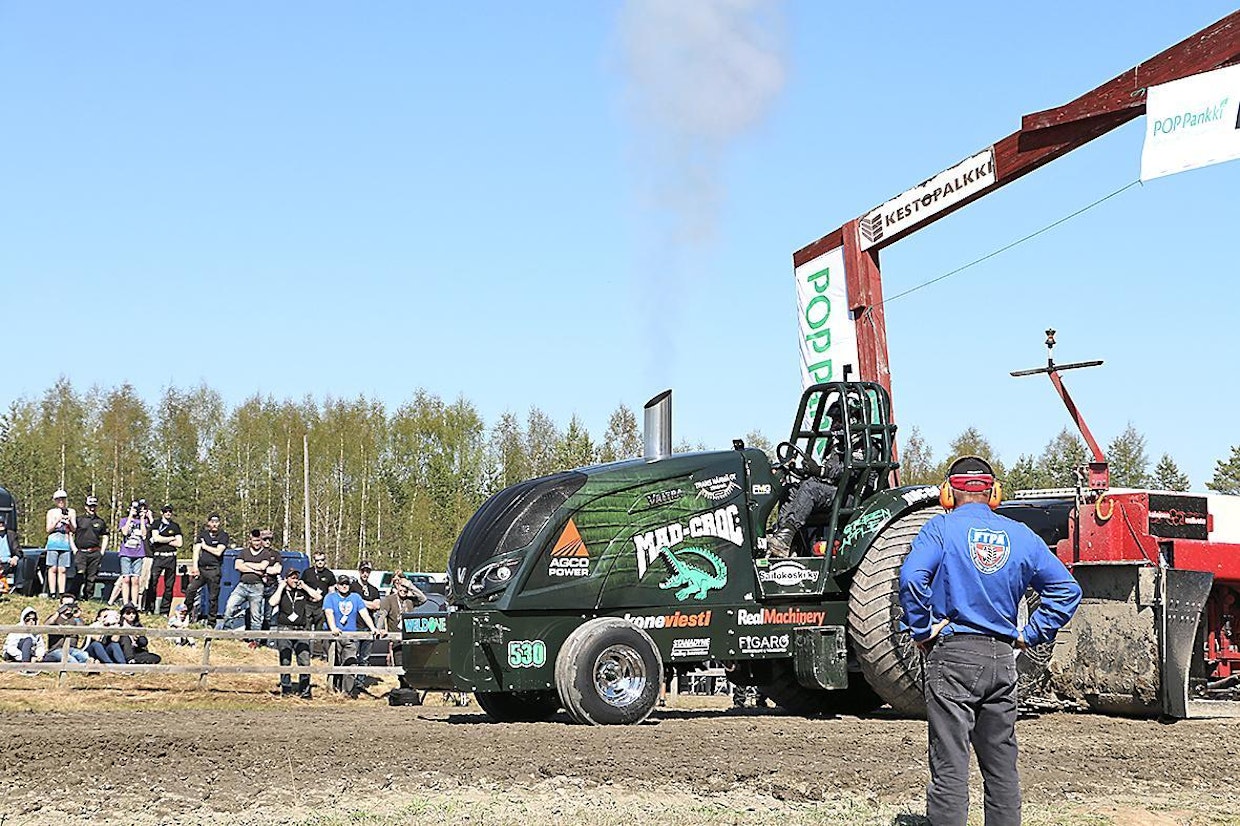 Pekka Herlevi osallistui Green Apple -traktorilla Pro Stock 3500 kg -luokkaan.