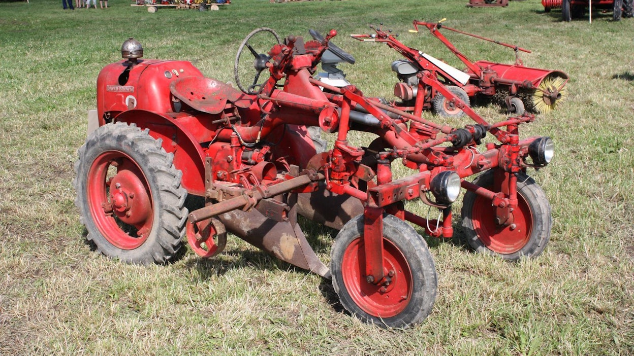 David Brown 2D -traktoria valmistettiin vuosina 1956–61, Meltham, Yorkshire, Englanti. Valmistettu yhteensä 2 008 kpl.