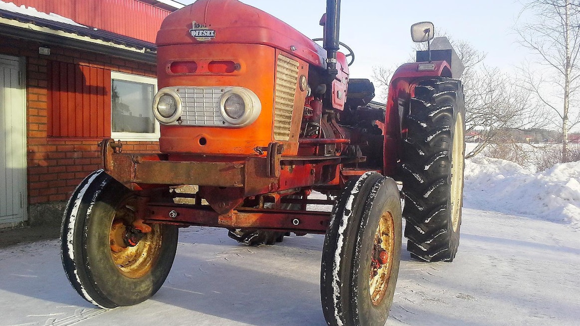 Traktori valmistui lopulta
vuonna 2015. Nuffieldin kunnostus oli edennyt
iltaisin omaa tahtiaan.