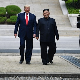 Trump astui rajan yli Pohjois-Korean puolelle yhdessä Kim Jong-unin kanssa, minkä jälkeen Kim kävi Trumpin kanssa Etelä-Korean puolella. Lehtikuva/AFP