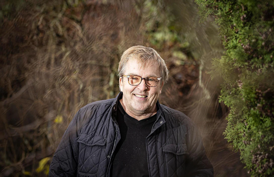 "Lapsuuteni lähtö oli niin rikkinäinen, että minulle on sattunut kaksi vahinkoa elämässä. Ensimmäinen olen minä ja toinen on Kuurankukka", Joel Hallikainen sanoo.