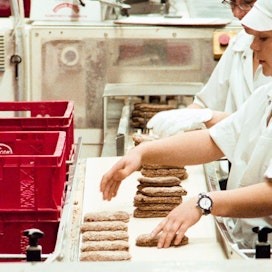 Vaasan Oy:n leipomo valmistaa ruisleipää Kotkassa syyskuussa 1998.