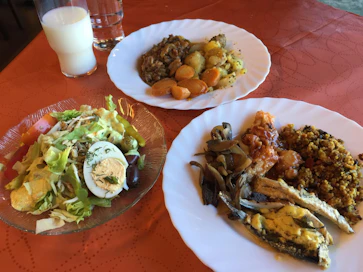 Takkatuvan noutapöydässä on valinnanvaraa. Testipäivänä herkuteltiin muun muassa muikuilla ja chili con carnella.
