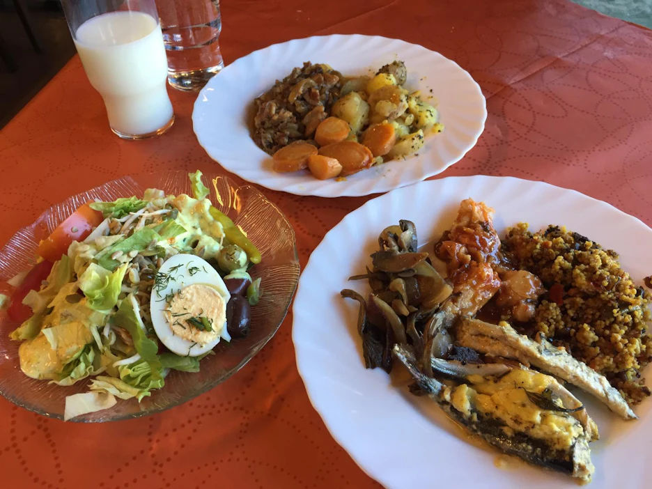 Takkatuvan noutapöydässä on valinnanvaraa. Testipäivänä herkuteltiin muun muassa muikuilla ja chili con carnella.