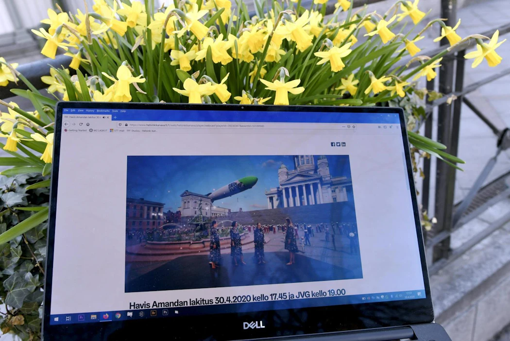 Esimerkiksi useat puolueet järjestävät tänä vuonna vappujuhlan sijaan virtuaalivapun. Torstaina Taideyliopiston ylioppilaskunta lakitti Havis Amandan patsaan virtuaalitodellisuudessa. LEHTIKUVA / Markku Ulander