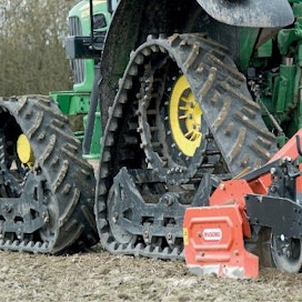 Kumitelavarustus parantaa tuntuvasti traktorin ominaisuuksia. Pintapaine pienenee ja vetoteho kasvaa.