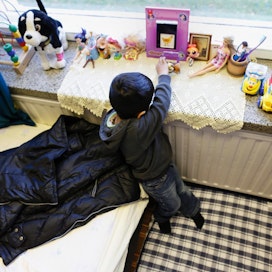 Yusuf leikkii lahjoituksina saaduilla leluilla Ruukin vastaanottokeskuksessa.