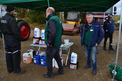Viljelijän Berner laajentaa toimintaansa. Toimintaan on kuulunut myös tilaisuuksissa näkyminen. Kuva on vuodelta 2020 Tuuloksesta, jossa oli sokerijuurikkaan nostonäytös.