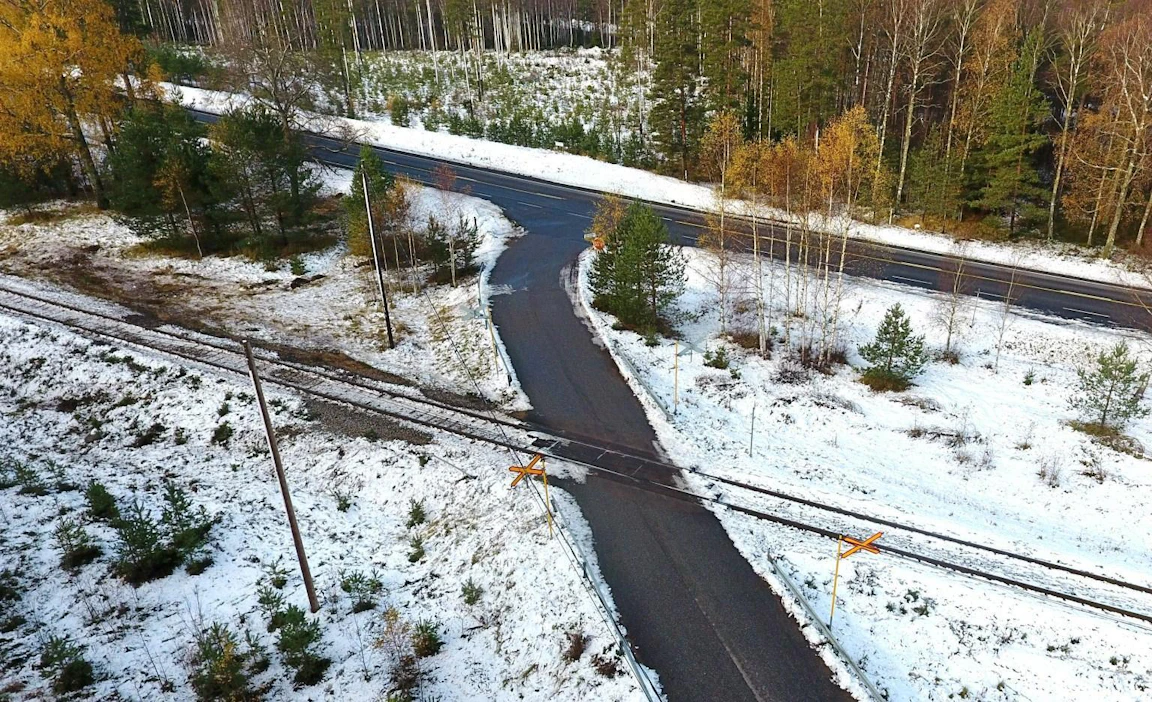 Neljä ihmistä kuoli Raaseporissa junan ja Puolustusvoimien miehistönkuljetusajoneuvon törmäyksessä lokakuun lopussa. LEHTIKUVA / Jussi Nukari