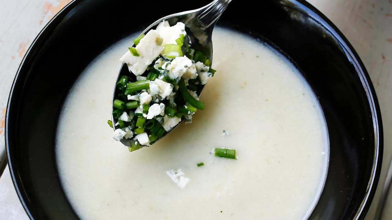 Sinihomejuusto antaa täyteläisen maun sellerisosekeittoon.