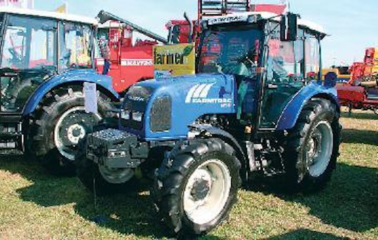 Puolan pohjoisosassa sijaitsevasta Mragovosta käsin toimiva Farmtrac Tractors Europe Sp. on amerikkalaisomistuksessa. Vali- koimassa on 17 taka- ja nelivetoista mallia, teholtaan 23–60 kW. Pie- nimmät Escort-mallit pohjautuvat vanhaan Ursus C-330 ‑traktoriin, osa suuremmista Fordin 30-sarjaan. Peruskoneet tehdään ainakin osittain Intiassa, loppukokoonpano tapahtuu Puolassa. Kuvassa Farmtrac 675DT, jossa 54 kW:n 4-sylinterinen Perkins ja 12-pykäläinen Carraro-suunnanvaihtajavaihteisto.