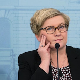 Keskustalainen kunta- ja uudistusministeri Anu Vehviläinen korostaa maakuntien itsehallinnon merkitystä.