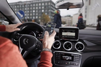 Hieman alle kolmasosa kyselyyn vastanneista kuljettajista kertoo katsovansa puhelinta vain auton ollessa pysähtyneenä esimerkiksi liikennevaloissa.