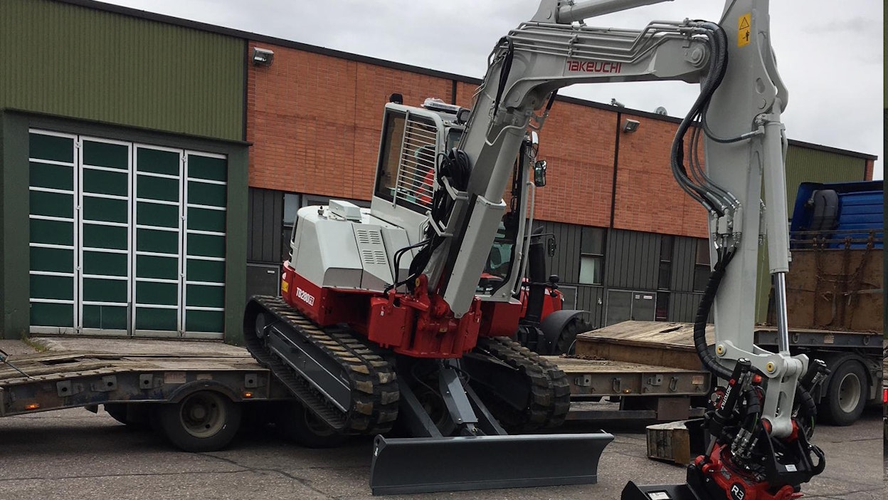 Transport an excavator with a tractor incurs the lowest costs. In principle, you only need a trailer weighing about three tonnes for transport, making the total weight about 11 tonnes. The tractor must be in at least the 100-horse power performance category; the required minimum weight of the tractor is then complied with. With a trailer without brake, the tractor must have half of the mass to be towed.