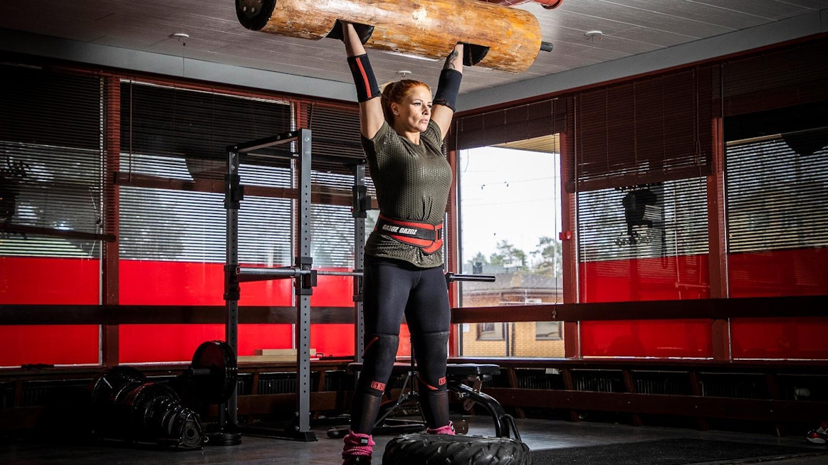 Laura Koskenniemi harjoittelee kisakaudella neljä kertaa viikossa, talvikaudella harjoittelu on enimmäkseen punttien nostoa salilla. Kuva tukki painaa 65 kiloa.