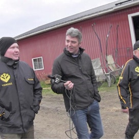 Timo Väisänen (vas.) ja Mikko Väisänen (oik.) kertovat Juha Jokisen haastattelussa maankuuluista suomenhevosistaan.