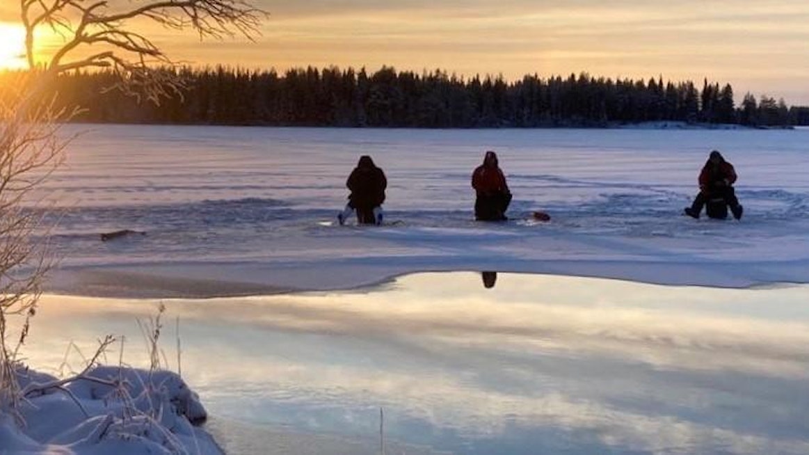 Kohta tärppää. Pilkkijät odottavat siikaparvien raivoisaa ryntäystä matalaan veteen.