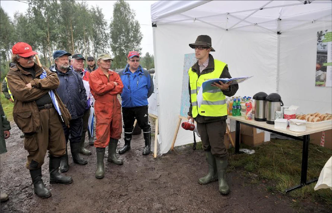 Vapon aluejohtaja Mika Säynäjäkangas (oik.) esitteli Kalmunevan turvetuotantoaluetta yleisölle torstaina. Janne Nousiainen