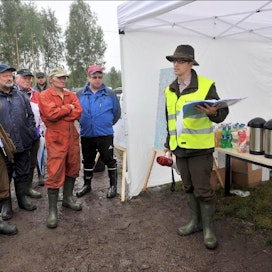 Vapon aluejohtaja Mika Säynäjäkangas (oik.) esitteli Kalmunevan turvetuotantoaluetta yleisölle torstaina. Janne Nousiainen