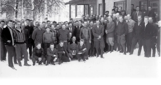 Fordson-traktorikurssit Kiteen palotalolla vuonna 1959. Kiinnostus maatalouden koneellistamista kohtaan oli kovaa. Moni kurssin osallistujista oli varmasti myös Koneviestin tilaaja.