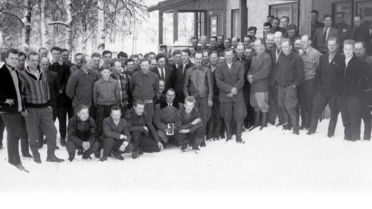 Fordson-traktorikurssit Kiteen palotalolla vuonna 1959. Kiinnostus maatalouden koneellistamista kohtaan oli kovaa. Moni kurssin osallistujista oli varmasti myös Koneviestin tilaaja.