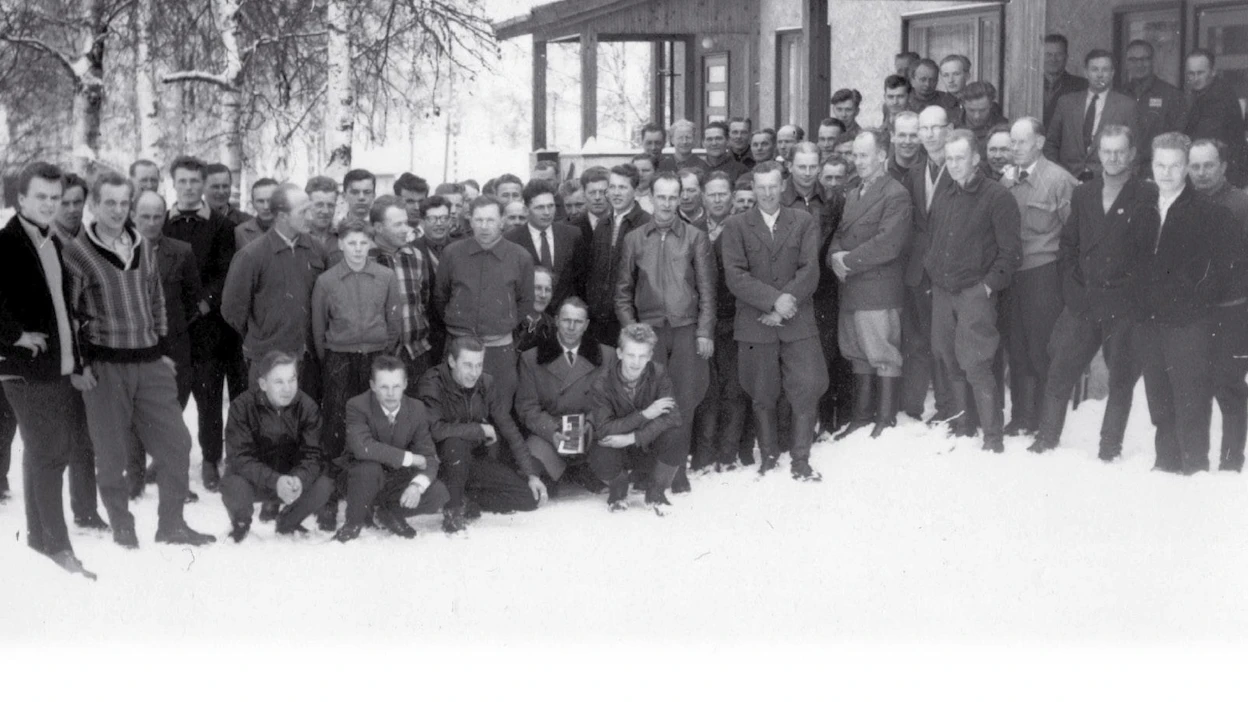 Fordson-traktorikurssit Kiteen palotalolla vuonna 1959. Kiinnostus maatalouden koneellistamista kohtaan oli kovaa. Moni kurssin osallistujista oli varmasti myös Koneviestin tilaaja.