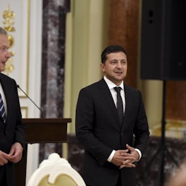 Presidentit Niinistö ja Zelenskyi keskustelivat Ukrainan rajojen tilanteesta puhelimitse. Kuva Niinistön Ukrainan-vierailulta 2019.