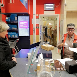 Postnordin palvelupisteessä Haaparannan ICA Maxissa on ollut tavallista vilkkaampaa Suomen Postin lakon vuoksi. Marjut Vanha palveli Tuula ja Pertti Aroa kun he lähettivät paketin Norjan Trondheimiin.