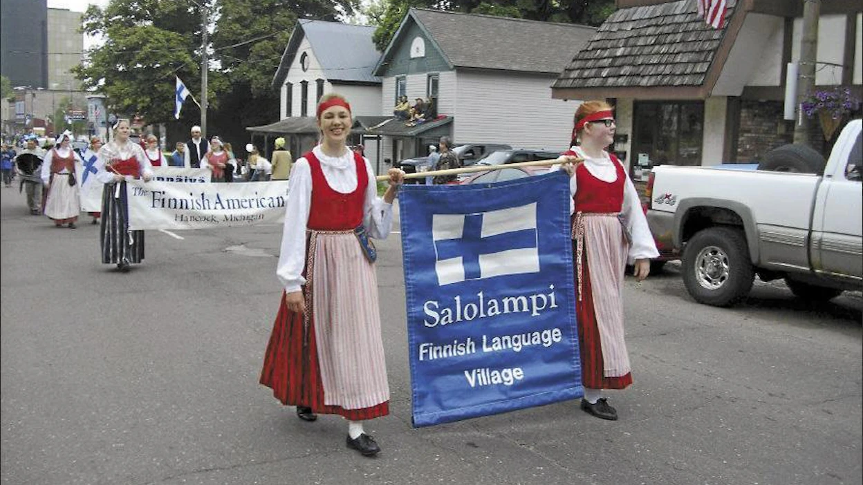 Amerikansuomalaisnuoret kantavat paraatissa opinahjonsa julistetta halki Hancockin. veli vihonen