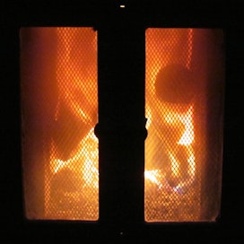Maltillinen lämmittäminen pidentää tulisijojen ja hormien ikää. Liian nopeassa palamisessa lämpö karkaa harakoille, eikä tulisija ehdi varastoida lämpöä.