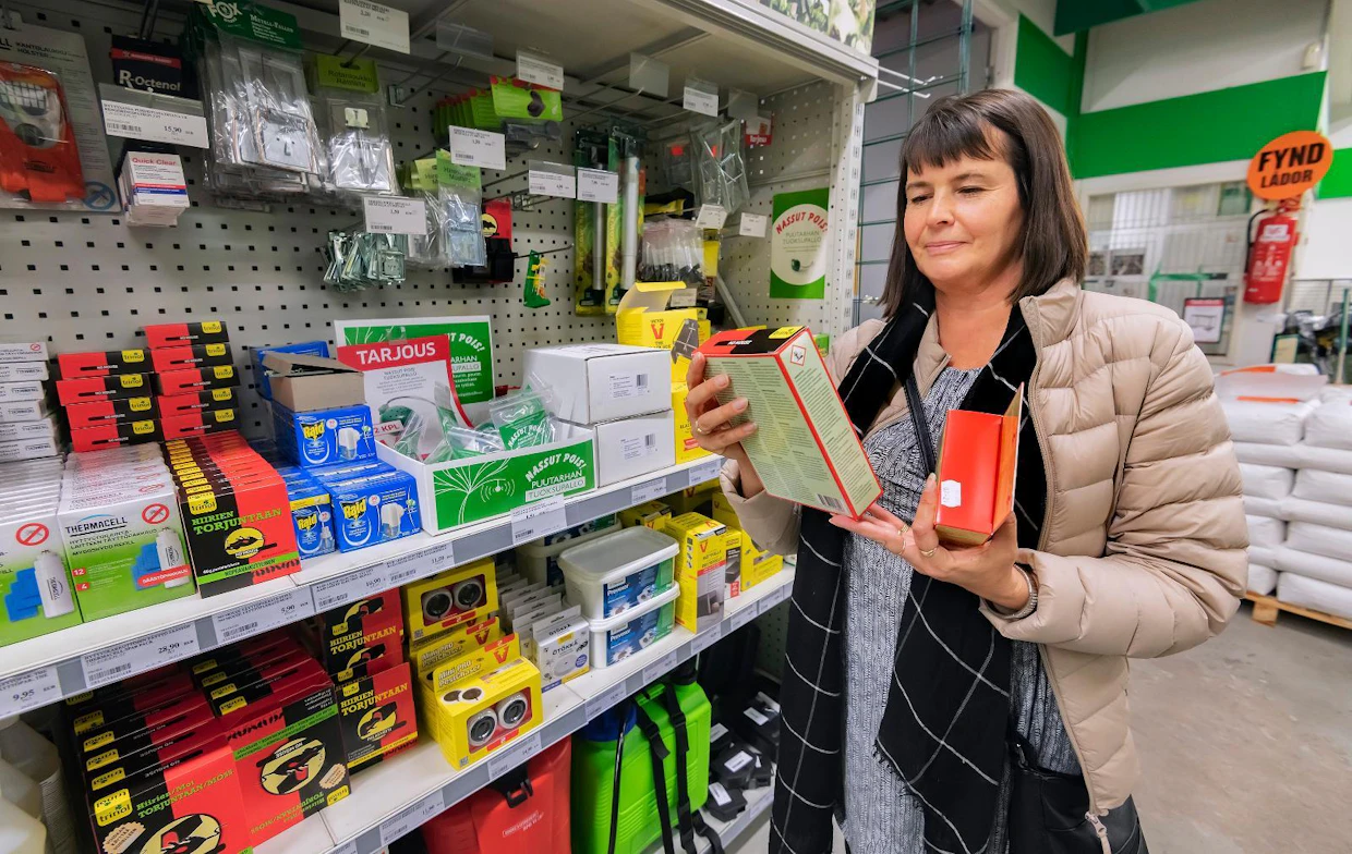 Vaasalainen Nina Nori tuli ostamaan hiirenansoja. Ne menevät mökille, joka valmistellaan talviuneen.