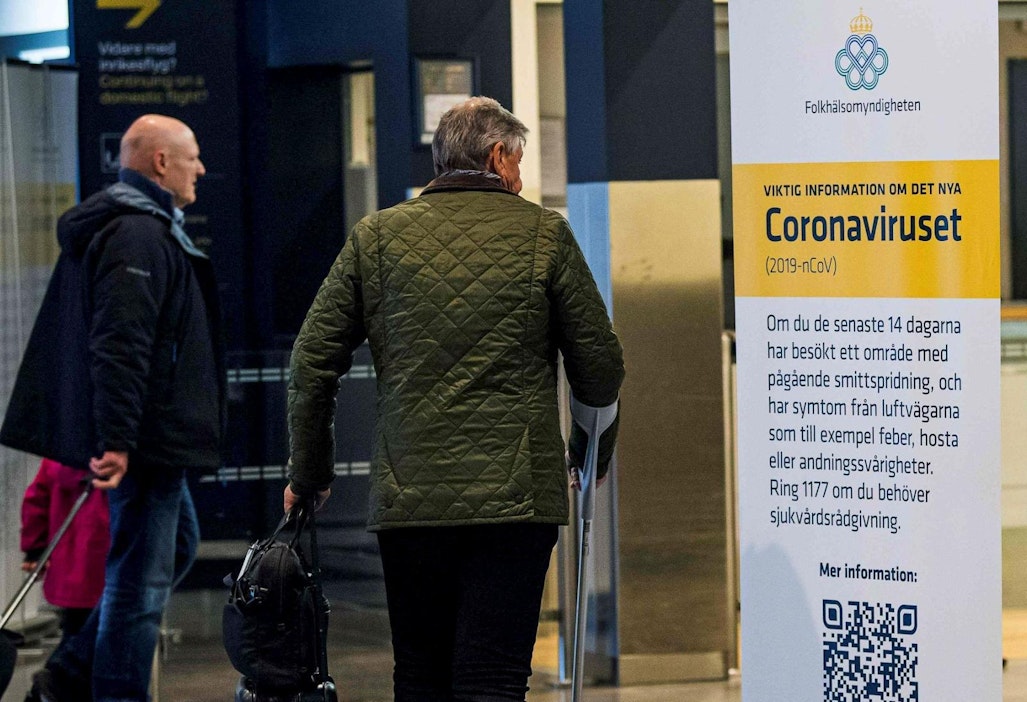 Koronaohjeistusta Arlandan lentokentällä Tukholmassa. LEHTIKUVA/AFP