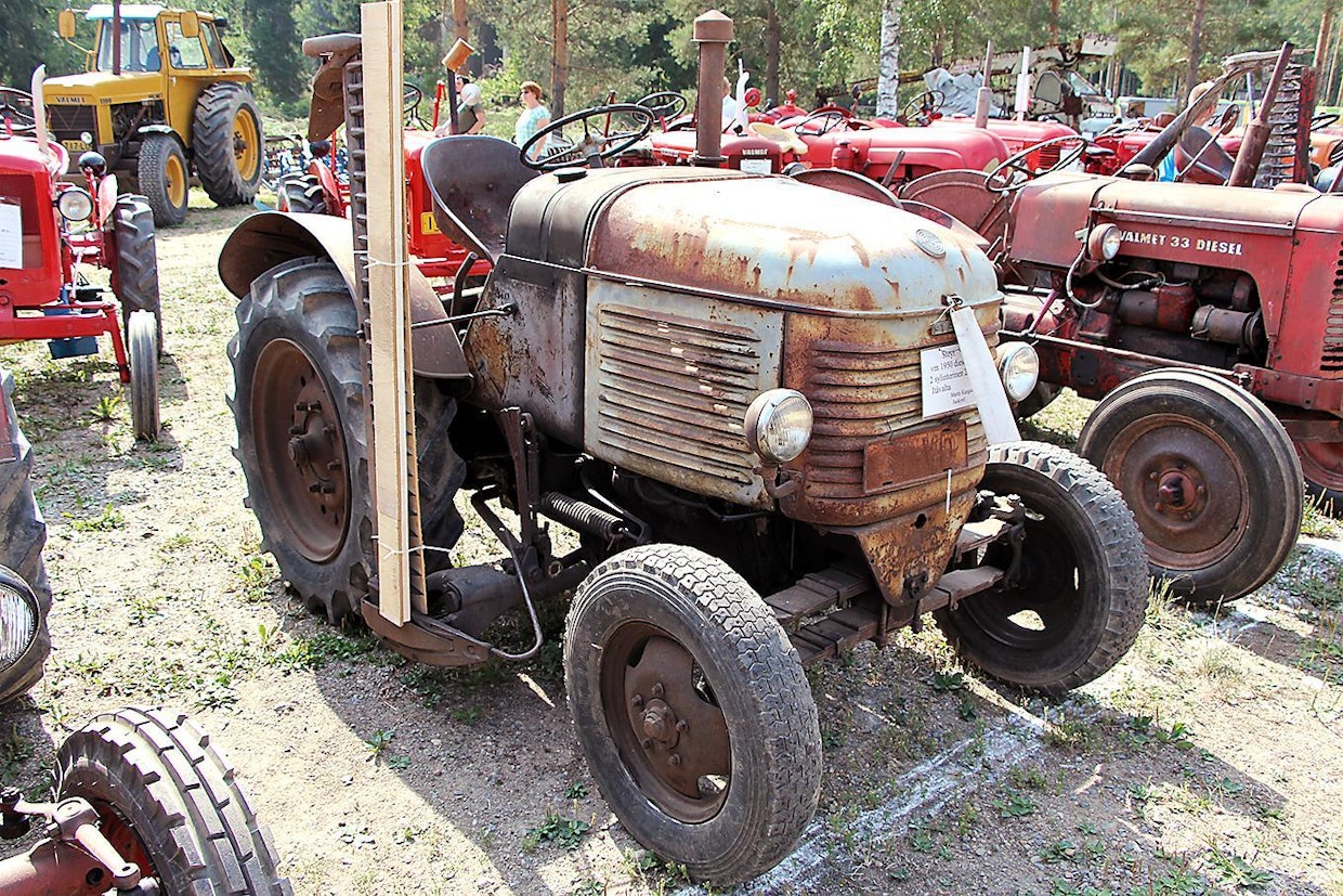 Itävaltalainen Steyr 180 kuului ensimmäisiin sotien jälkeen Suomeen tuotuihin keskieurooppalaisiin merkkeihin. Alussa maahantuojana toimi Oy Exaco Ab, mutta lisenssihankaluuksien takia tuonnit siirtyivät heti 1950-luvun alussa Työväline Oy:lle. Yleensä Steyrit olivat tummanpunaisia, mutta joskus joukkoon osui kotimarkkinoille tarkoitettu vihreä traktori, kuten tämä vuoden 1950 malli. (Isokyrö)