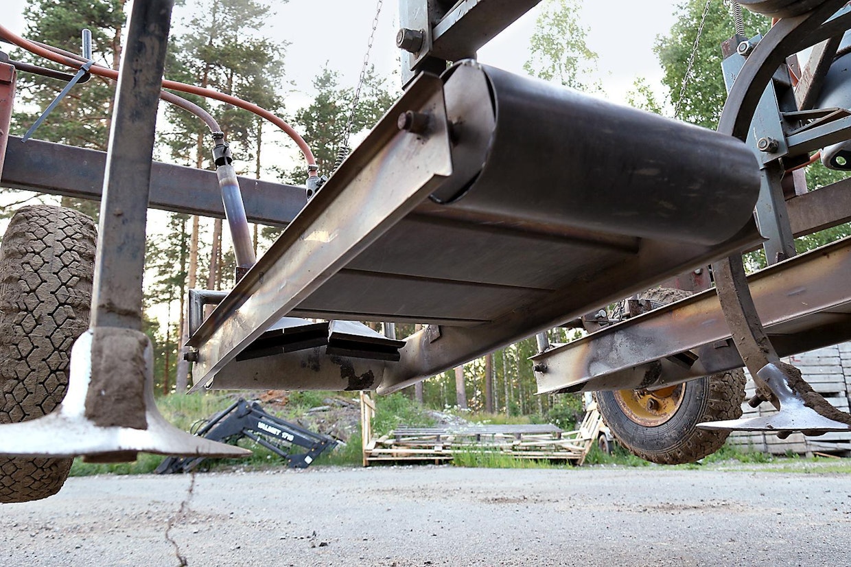 Polttimien ympärillä on kehikko, joka estää tuulen häirintää ja ohjaa liekin paremmin penkin päälle. Kehikko kulkee ilmassa, ja rullat kannattelevat sitä lähinnä epätasaisissa kohdissa.