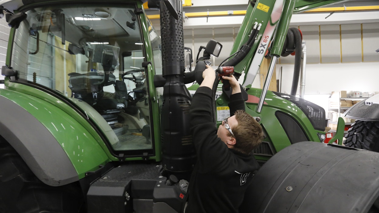 Traktorit kannattaa huoltaa hyvissä ajoin, jotta kalusto on kunnossa, kun kevään sesonki käynnistyy. Asentaja Sauli Harinko Agco Suomesta vaihtaa lamppua vuosihuoltoon tuotuun traktoriin.
