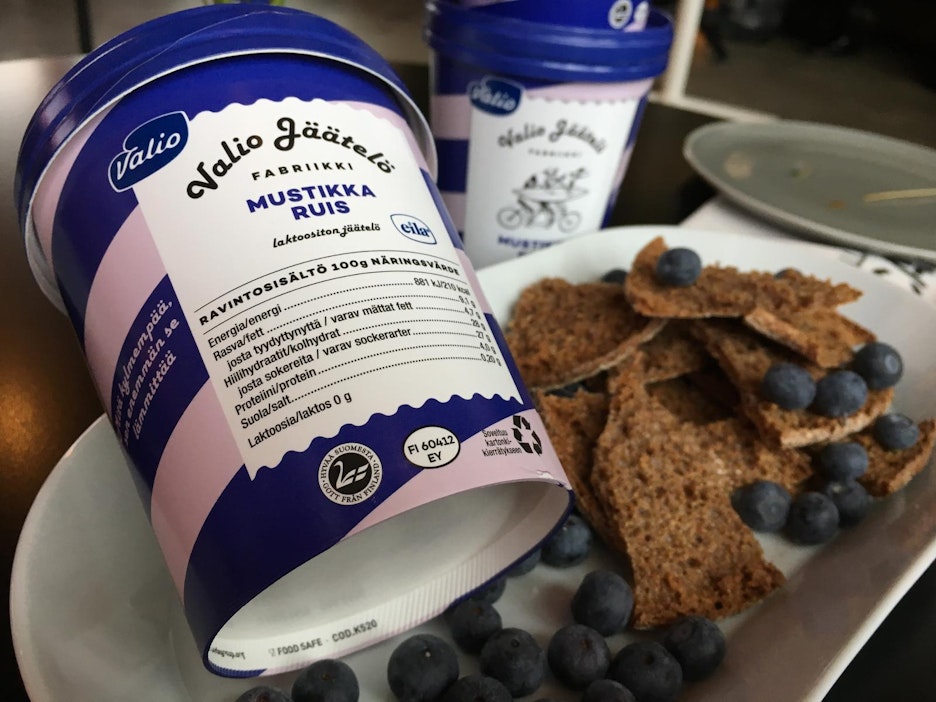 Mustikka-ruisjäätelön raaka-aineet ovat suomalaisia.