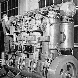 Linnavuoren ensimmäiset dieselit perustuivat lainatekniikkaan. Ruotsalaisen June-Munktell:in lisenssillä tehdyt suurikokoiset raakaöljymoottorit menivät sotakorvauskuunareiden apumoottoreiksi. Muita Linnavuoren sotakorvaustuotteita olivat Skandiaverkenin veturidieselit ja Atlaksen kompressorit, joita tehtiin myöhemmin myös kotimarkkinoille.