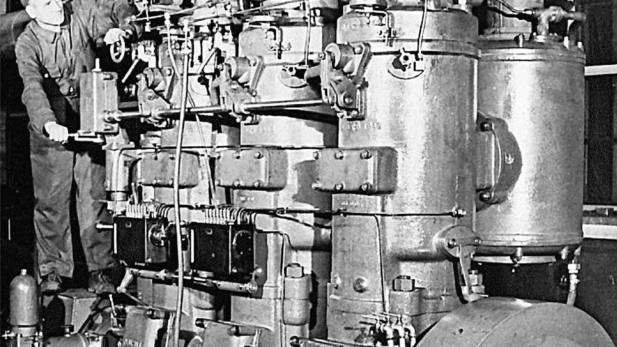 Linnavuoren ensimmäiset dieselit perustuivat lainatekniikkaan. Ruotsalaisen June-Munktell:in lisenssillä tehdyt suurikokoiset raakaöljymoottorit menivät sotakorvauskuunareiden apumoottoreiksi. Muita Linnavuoren sotakorvaustuotteita olivat Skandiaverkenin veturidieselit ja Atlaksen kompressorit, joita tehtiin myöhemmin myös kotimarkkinoille.