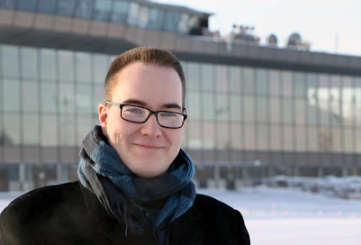 Miika Lähdeniemi työpaikkansa edustalla.