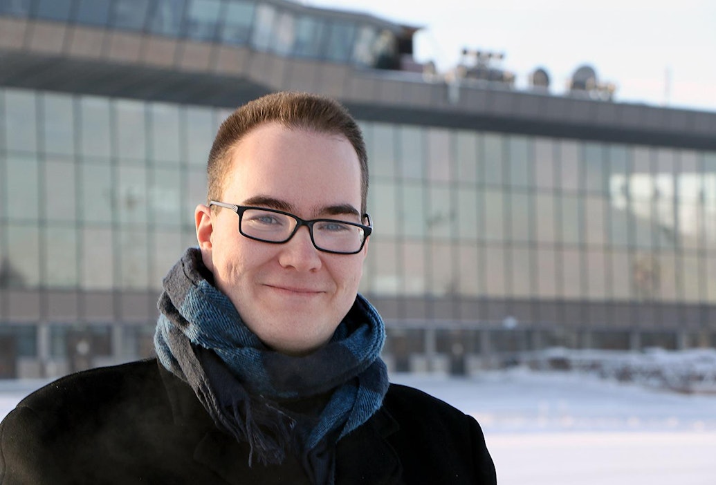 Miika Lähdeniemi työpaikkansa edustalla.