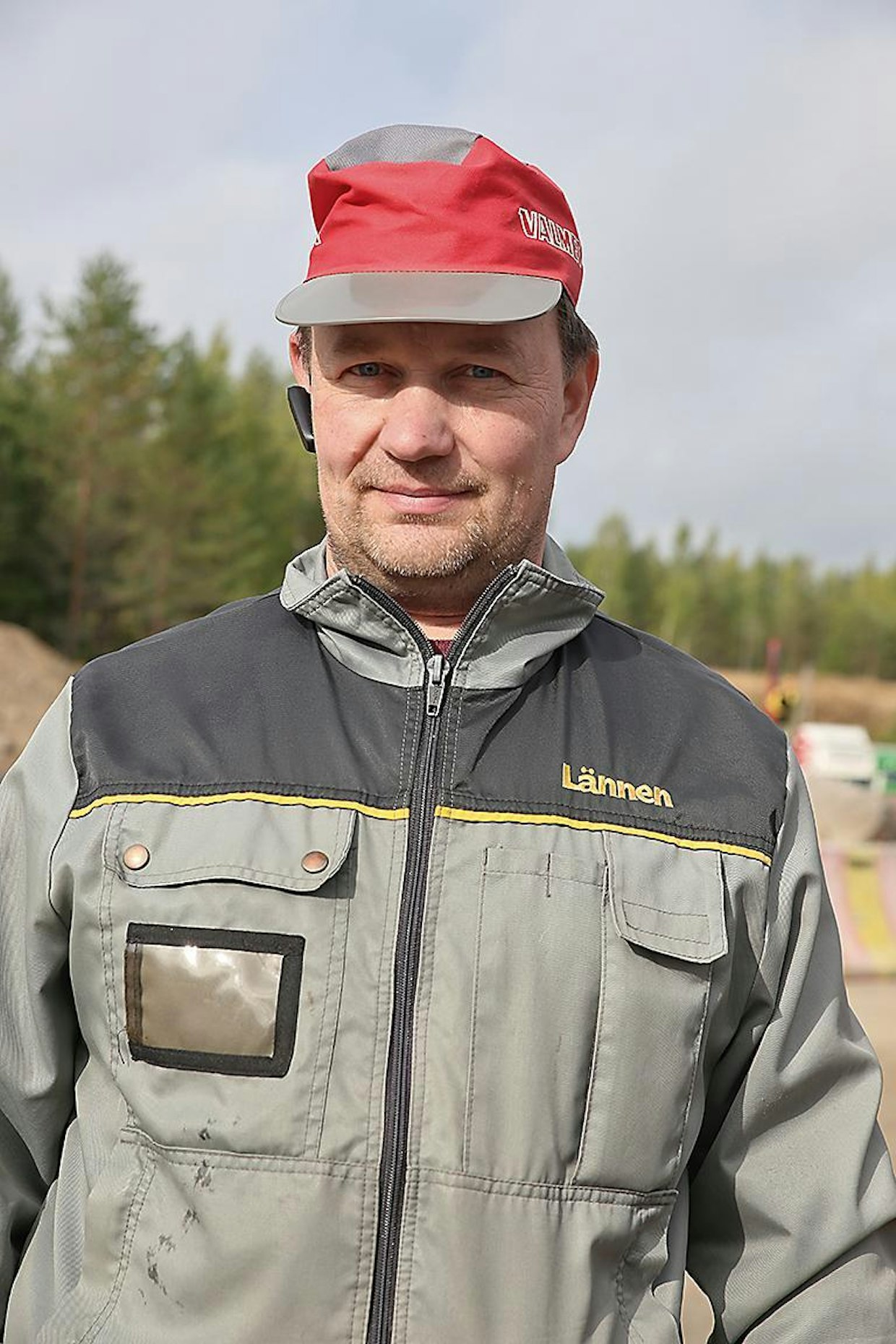 Maansiirtourakoitsija Markku Tiainen Joutsenosta on ollut mukana mäkikisassa jokainen kerta. Valmet 565:n lisäksi Tiainen kisasi myös kuorma-autollaan. Pienen Valmetin piiskaaminen jyrkkään ylämäkeen ei Tiaista säälittänyt, sillä työhönhän traktorit on tehty.