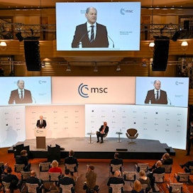 Saksan liittokansleri Olaf Scholz oli yksi puhujista Münchenin turvallisuuskonferenssissa, jossa Ukrainan tilanne on keskeinen aihe. LEHTIKUVA/AFP