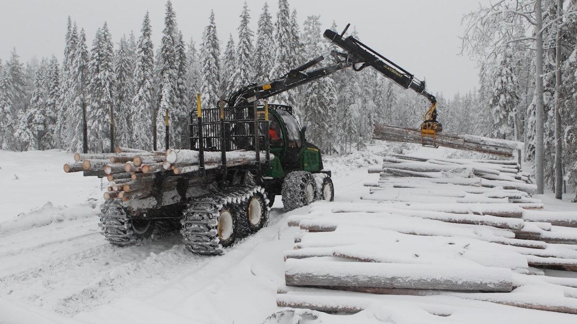 Metsähallituksen puita lastattiin talvitien varteen eilen Rovaniemen Perunkavaarassa.