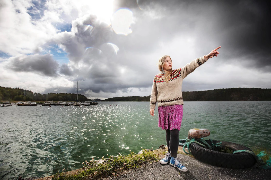 Meriteatteri aloittaa viidennen esityskesän Naantalissa sijaitsevassa Röölän kylässä. Taiteellinen johtaja, käsikirjoittaja ja ohjaaja Anni Mikkelsson on tarinankertojana kiinnostunut merestä ja menneisyydestä. "Vanhat virheet pitäisi käsitellä, ettei niitä tehtäisi uudestaan."